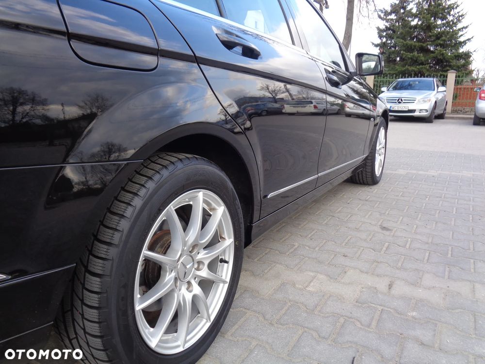 Mercedes-Benz Klasa C 180 CGI BlueEFFICIENCY Avantgarde - 21