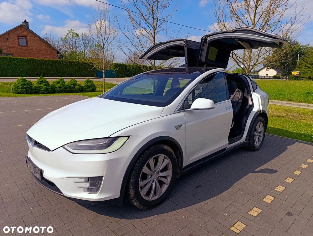 Tesla Model X - 9
