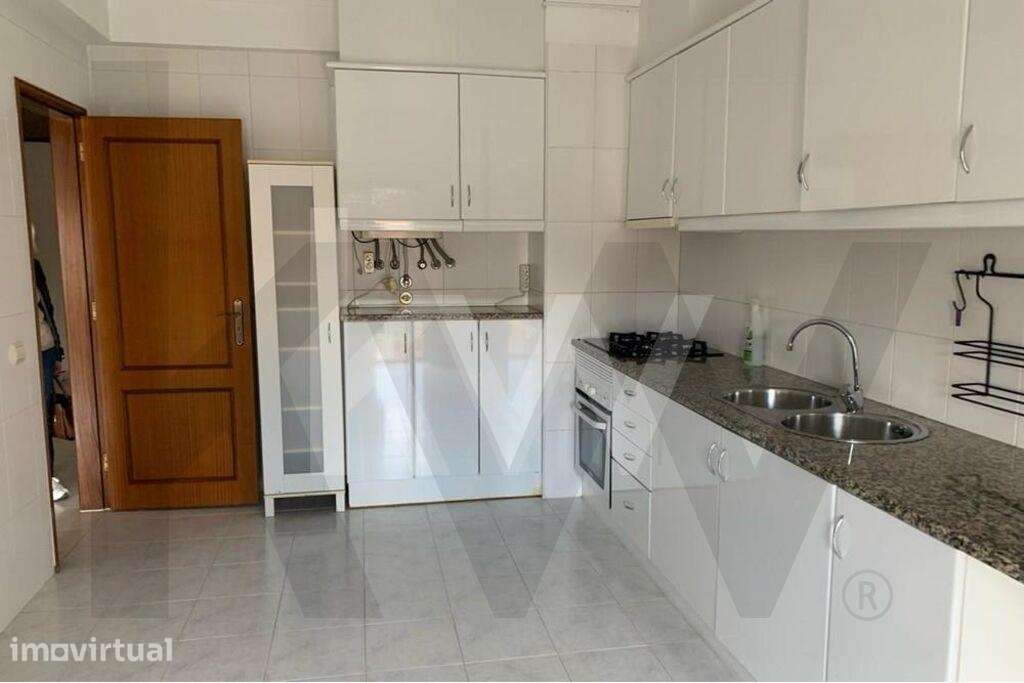Apartamento T2 c/ Garagem e Arrecadação para Arrendamento em Mafra - Grande imagem: 2/18