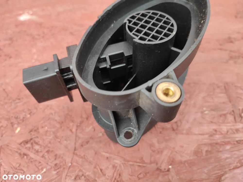 BMW E46 / E53 / E60 / E60 LCI / E61 / E61 LCI / E65 / E66 / E70 / E71 / E83 / E83 LCI / E87 / E90 / E90 LCI / E91 / E91 LCI / E92 / E93. ORYGINALNY PRZEPŁYWOMIERZ POWIETRZA DO SILNIKÓW M47D20N / M57D30. O NR: 7 788 744 OEM. SPRAWNA W 100%. - 8