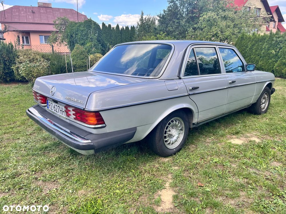 Mercedes-Benz W123 - 23