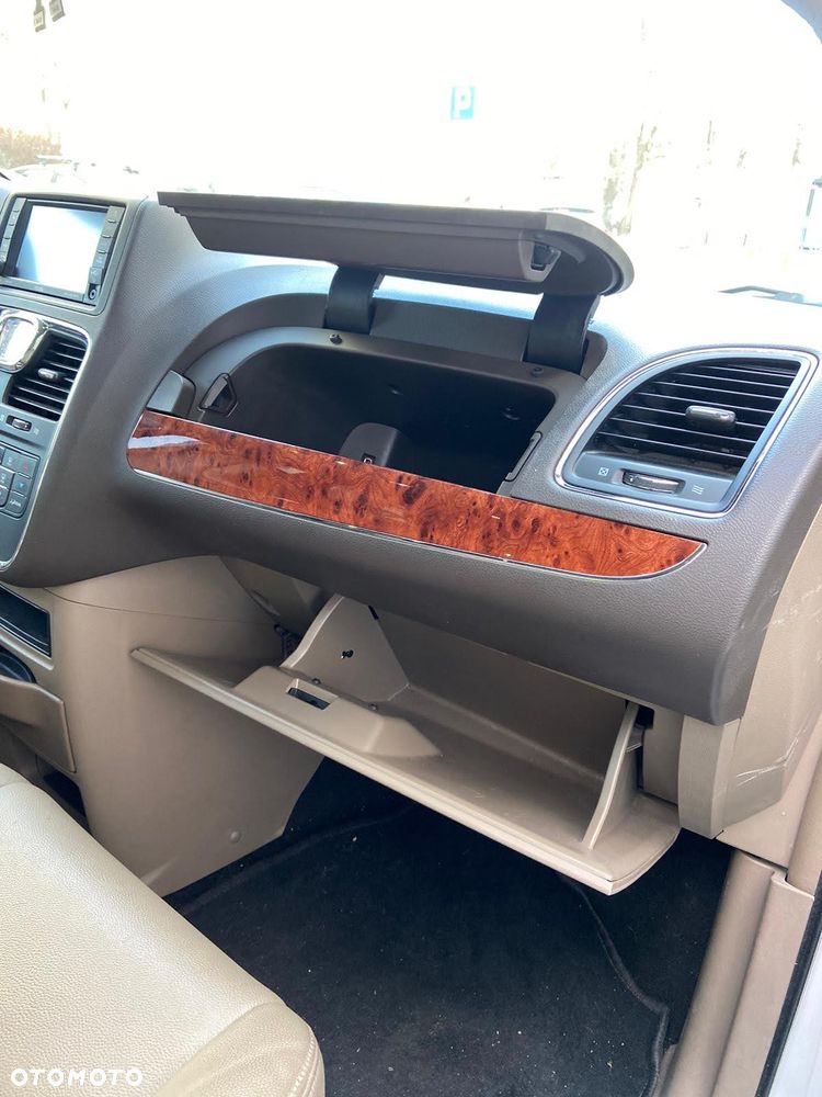 Chrysler Town & Country 3.6 Limited - 8