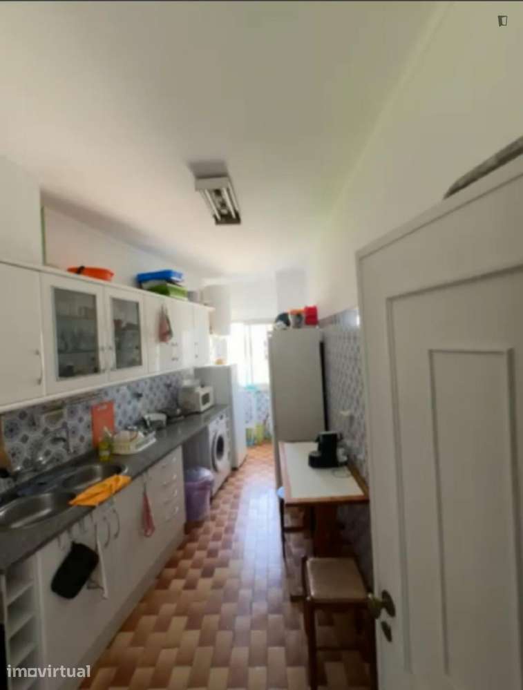 Quarto - localizado em Benfica Lisbon - Grande imagem: 2/5