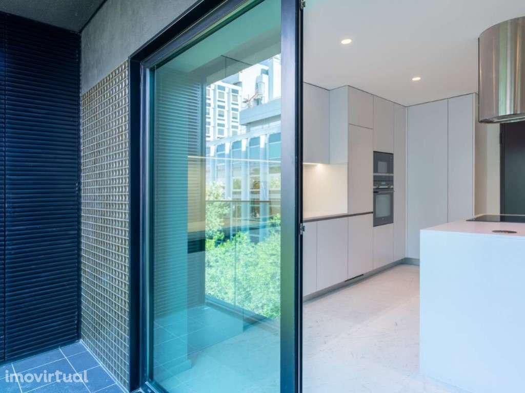 Apartamento T2 com varanda e estacionamento nas Avenidas Novas - Grande imagem: 2/28