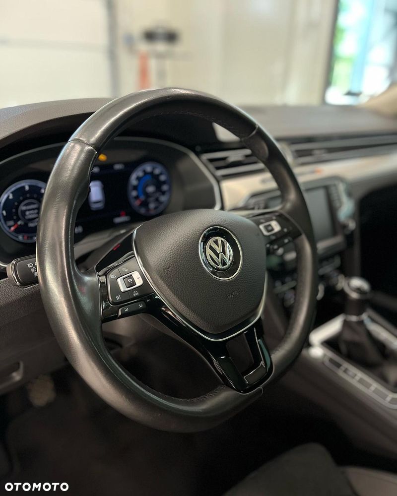 Volkswagen Passat - 12