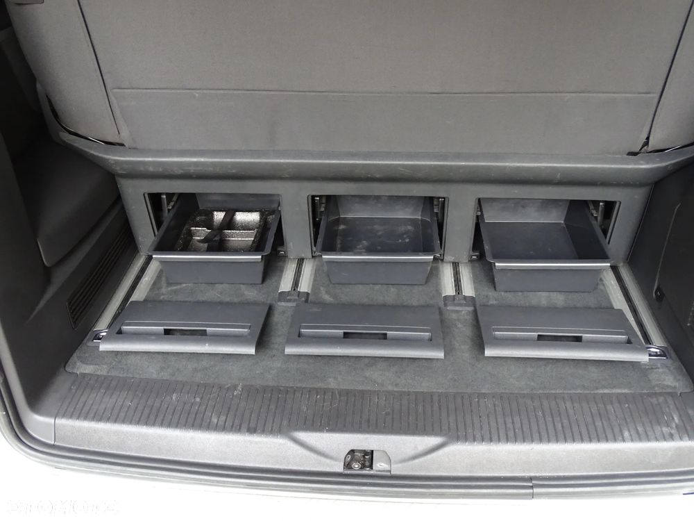 Volkswagen Multivan - 11