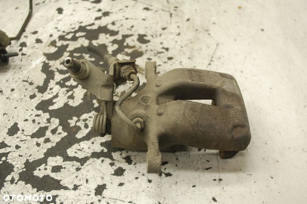 ZACISK HAMULCOWY PRAWY LUB LEWY TYŁ TYLNY SKODA SUPERB II 1.8 TSI SEAT ALTEA VW GOLF V AUDI TRW 518402 518221 - 8