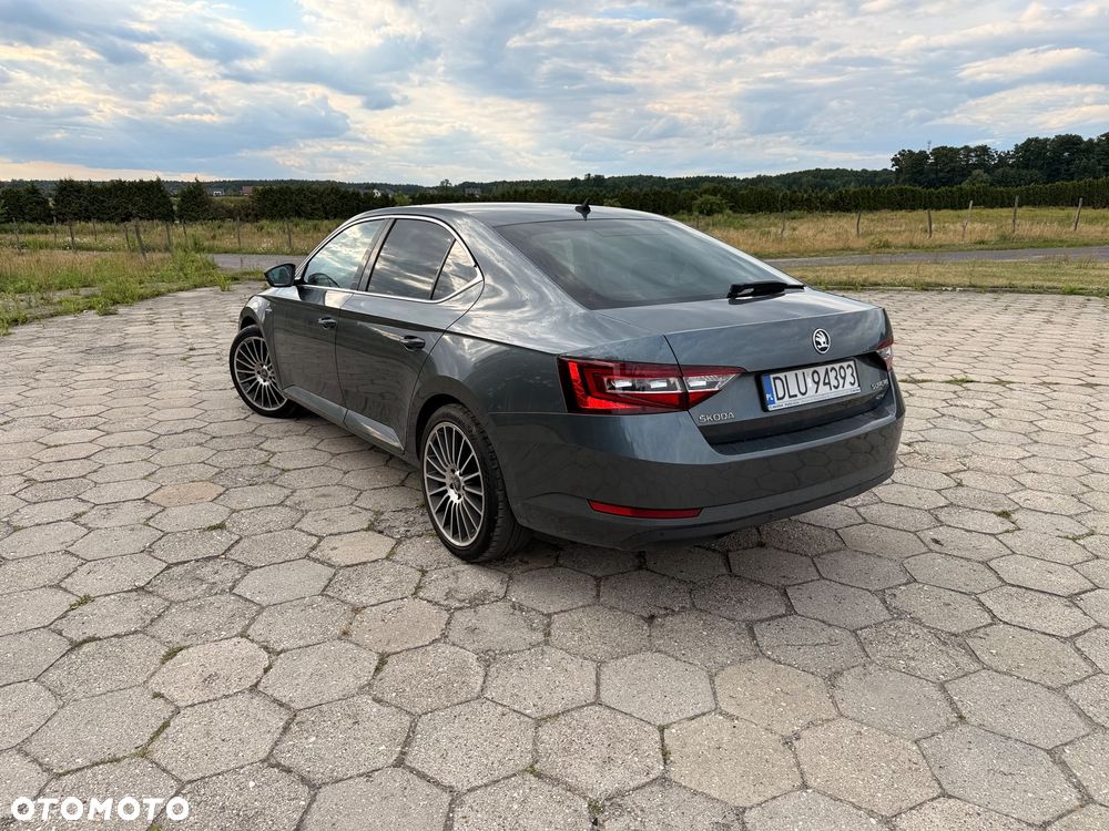 Skoda Superb 2.0 TDI 4x4 L&K DSG - 10