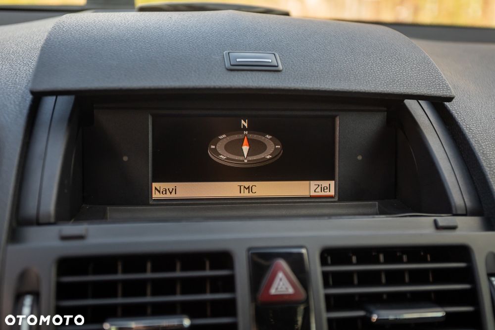 Mercedes-Benz Klasa C 180 BlueEFFICIENCY Elegance - 31