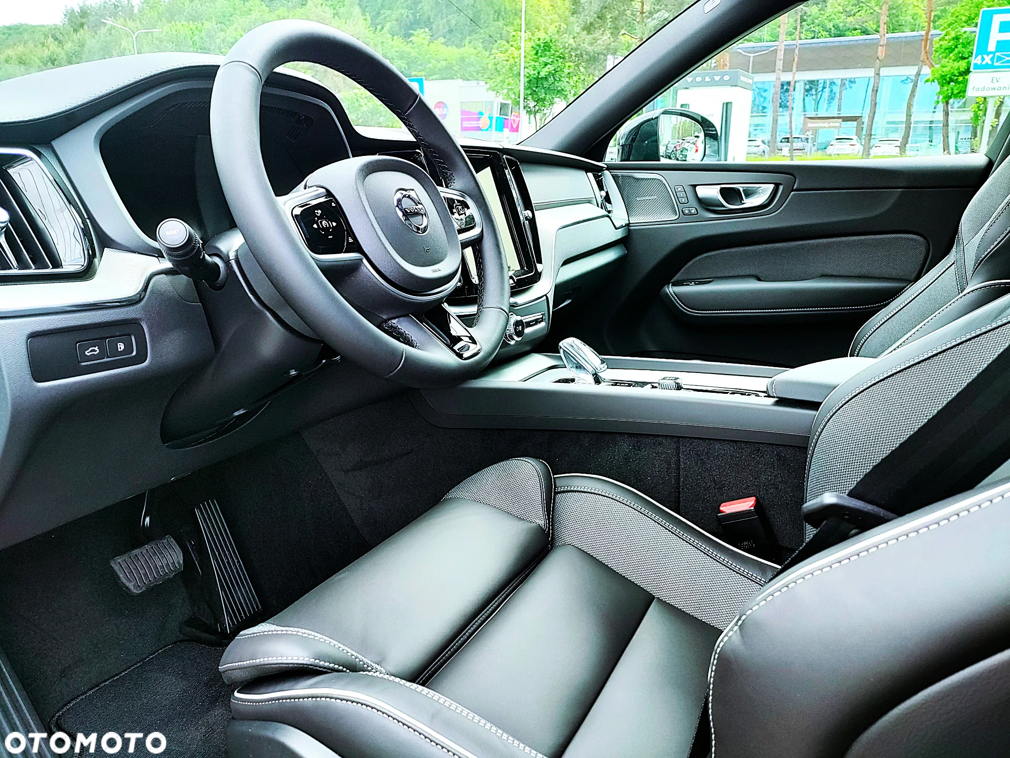 Volvo XC 60 T6 Plug-In Hybrid AWD Ultra Dark - 8