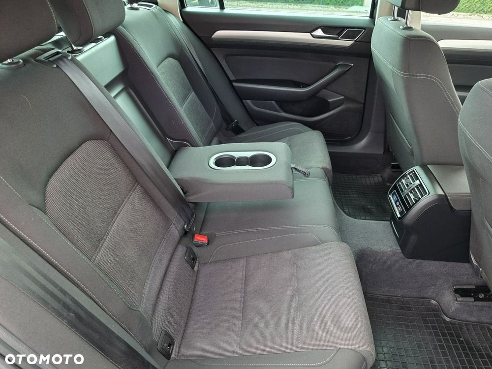 Volkswagen Passat - 8