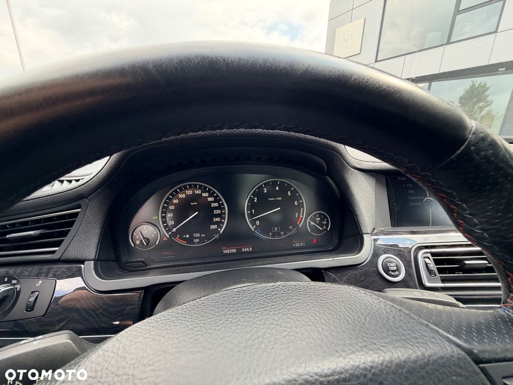 BMW Seria 7 750i - 12