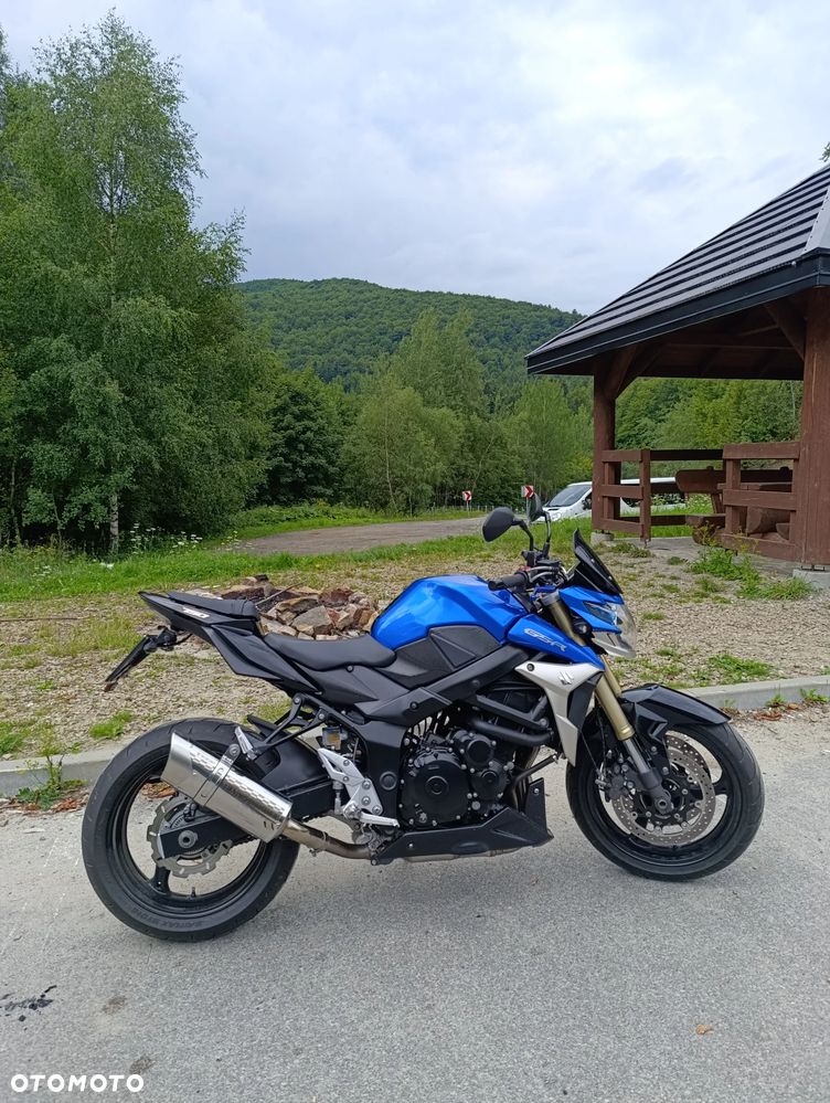 Suzuki GSR - 1