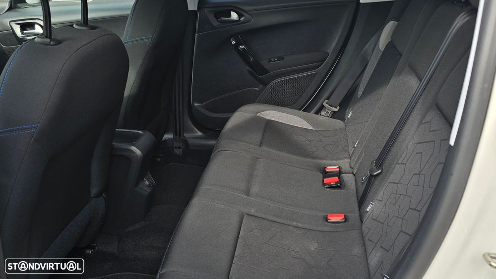Peugeot 2008 1.2 PureTech Signature EAT6 - 14