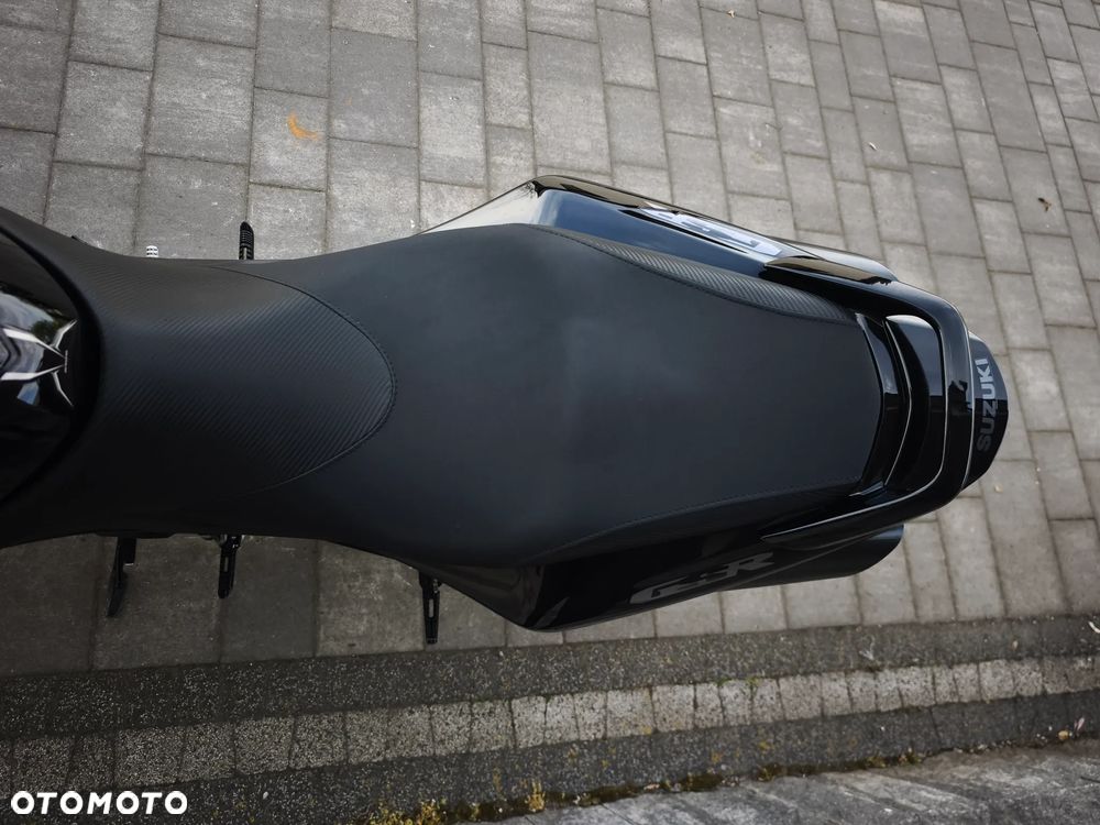 Suzuki GSR - 23