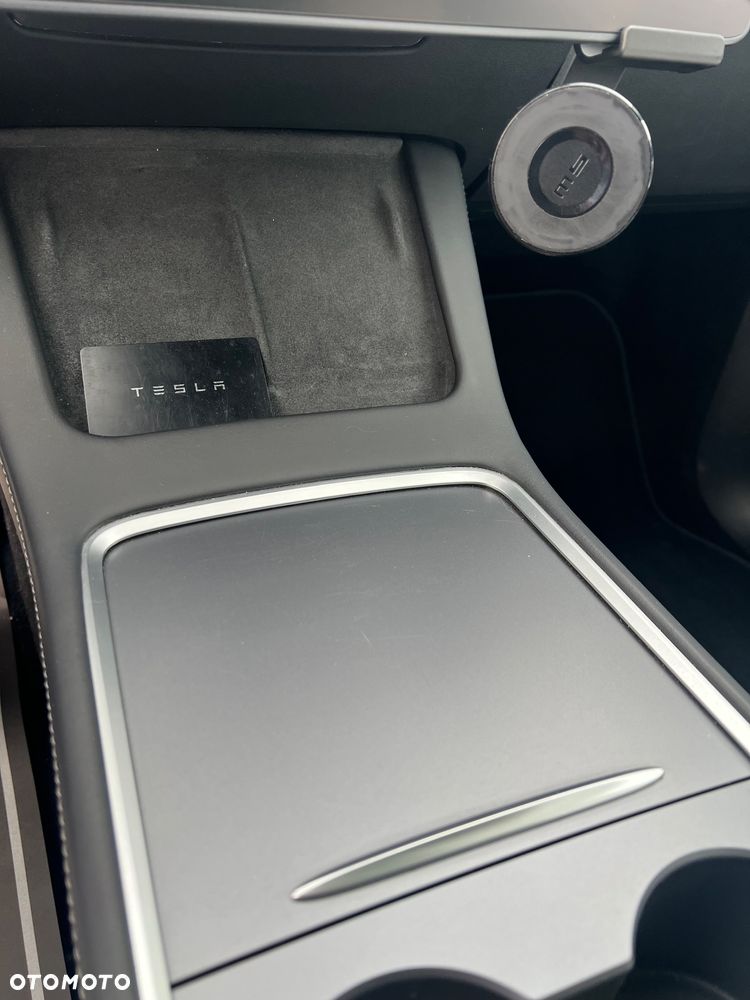 Tesla Model Y Performance AWD - 35