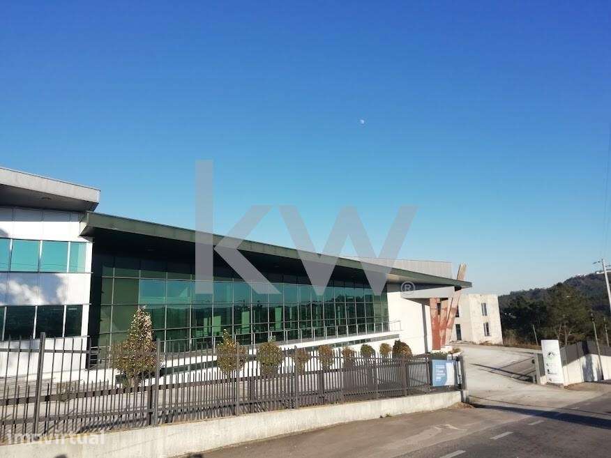 Armazém com gabinetes em Parque Empresarial a 10 minutos de Fátima - Grande imagem: 3/18