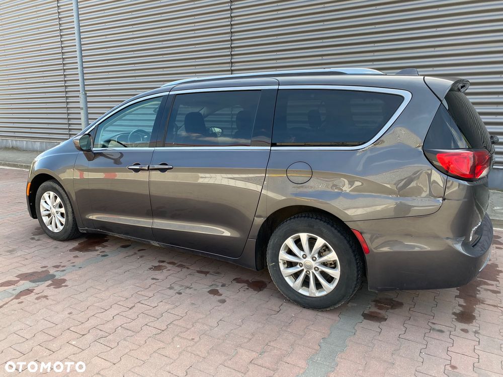 Chrysler Pacifica - 4