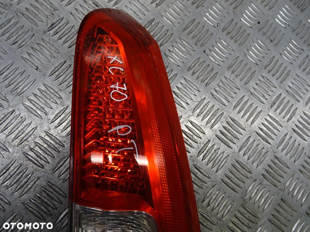 VOLVO XC70 01-07 2.5T 210KM  LAMPA TYŁ TYLNA PRAWA LEWA - 4