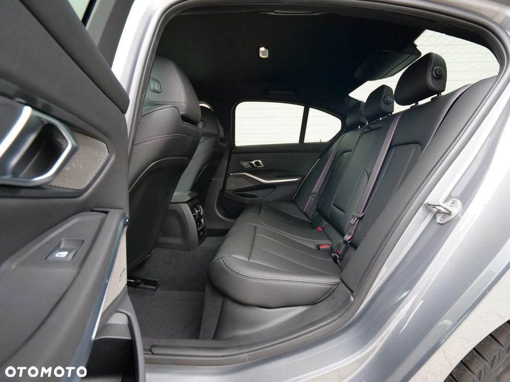 BMW Seria 3 330i xDrive M Sport sport - 32