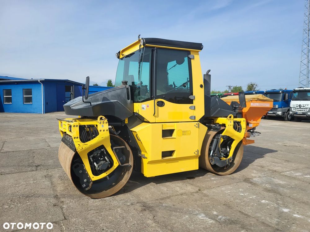 Bomag BW 154 AP 4 AM + rozsypywacz grysu z Niemiec - 6