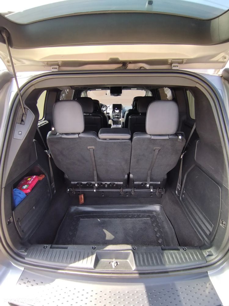 Chrysler Town & Country - 11