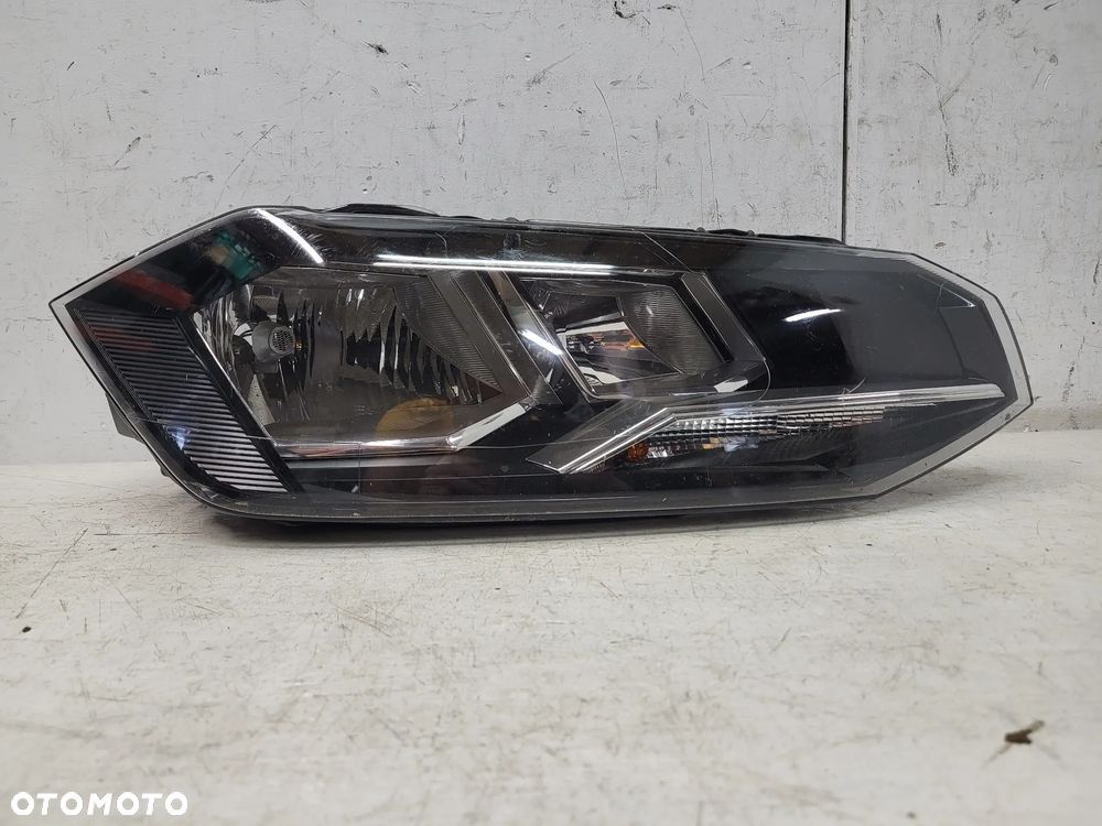 VW Polo 2G lampa prawa przednia przód