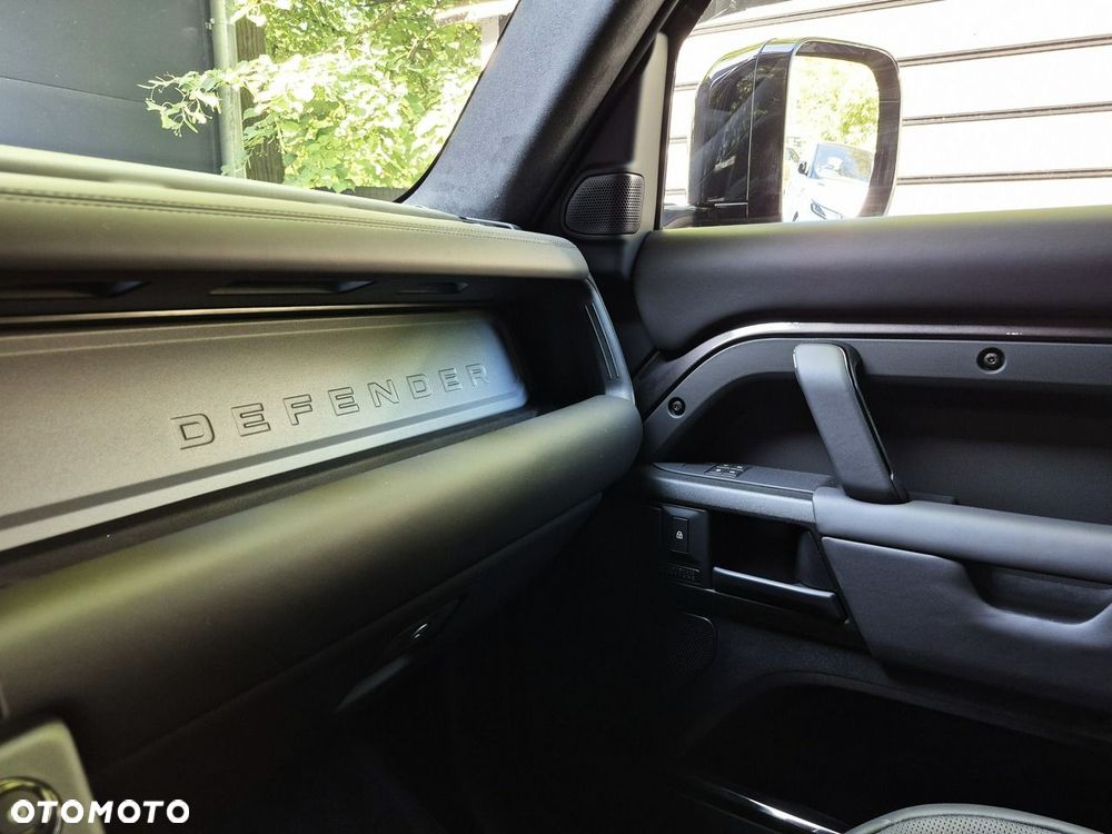 Land Rover Defender 110 P635 OCTA - 36