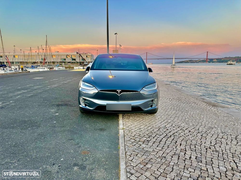 Tesla Model X - 15