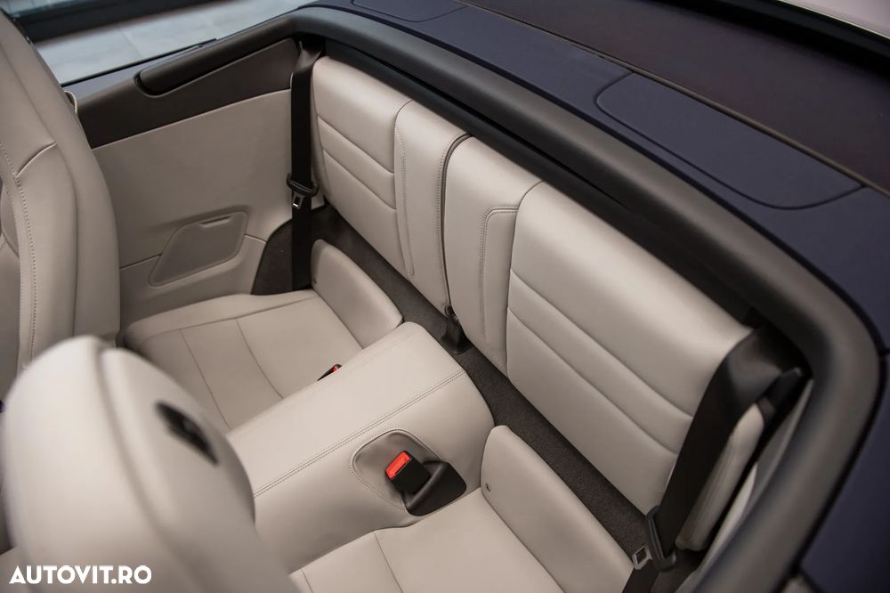 Porsche 911 Carrera Cabriolet PDK - 36