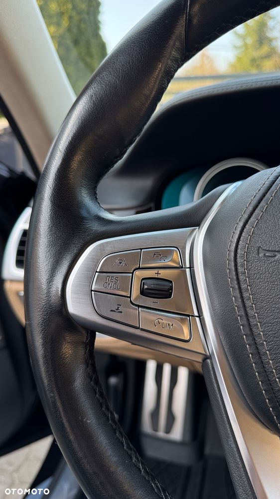 BMW Seria 7 750i xDrive - 28