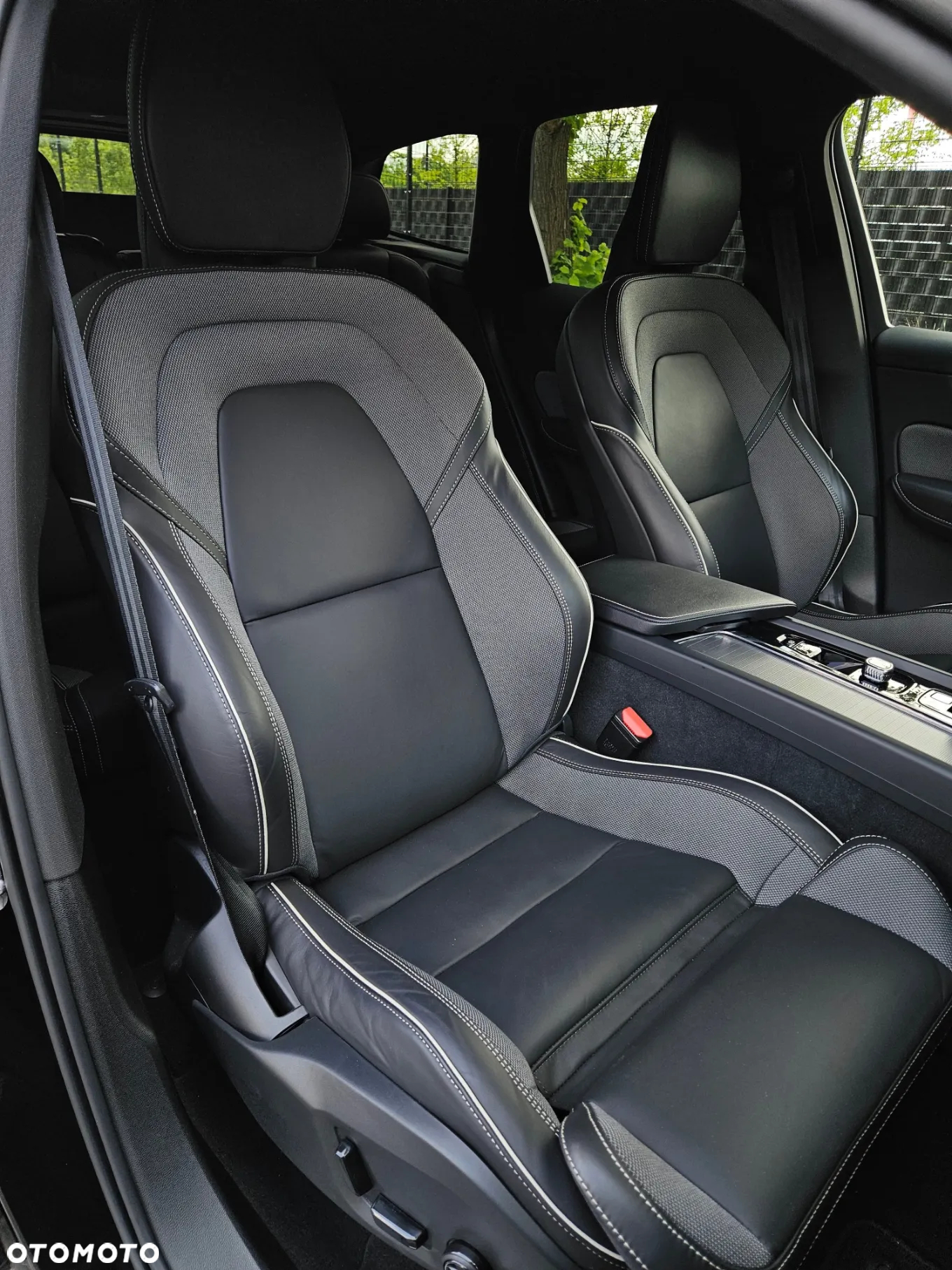 Volvo XC 60 B4 D AWD Plus Dark - 24