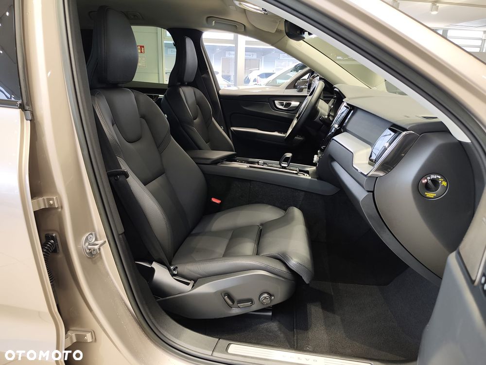 Volvo XC 60 B4 B Plus Dark - 16