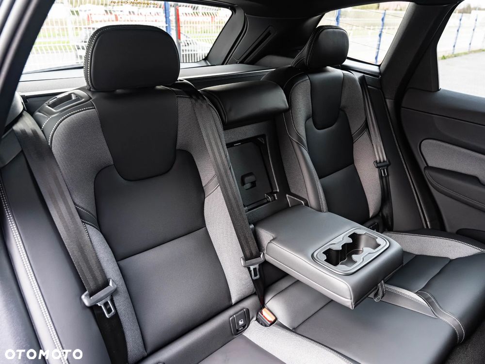 Volvo XC 60 B5 B AWD Plus Dark - 25