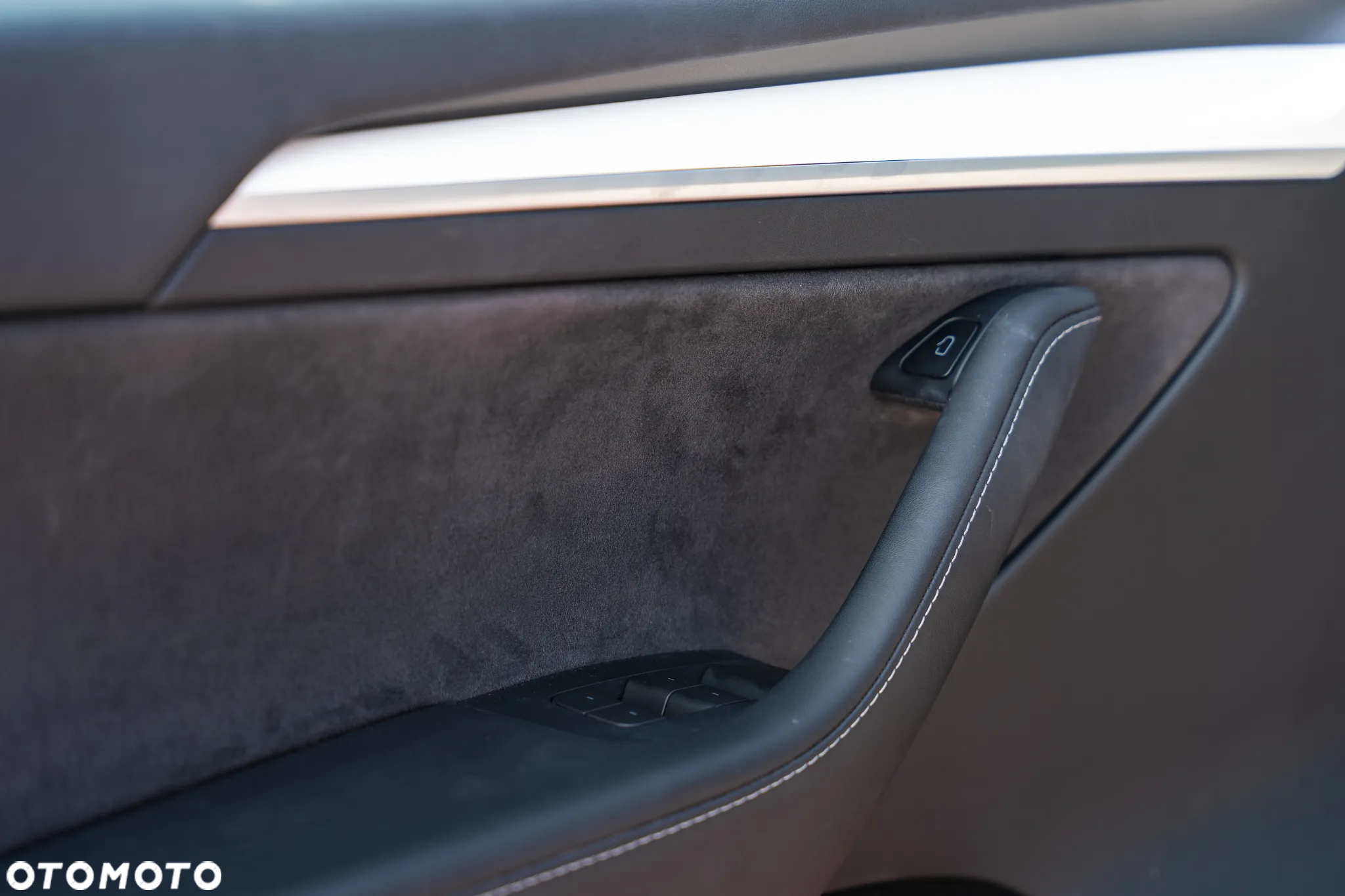 Tesla Y 83.1kWh Long Range AWD - 14