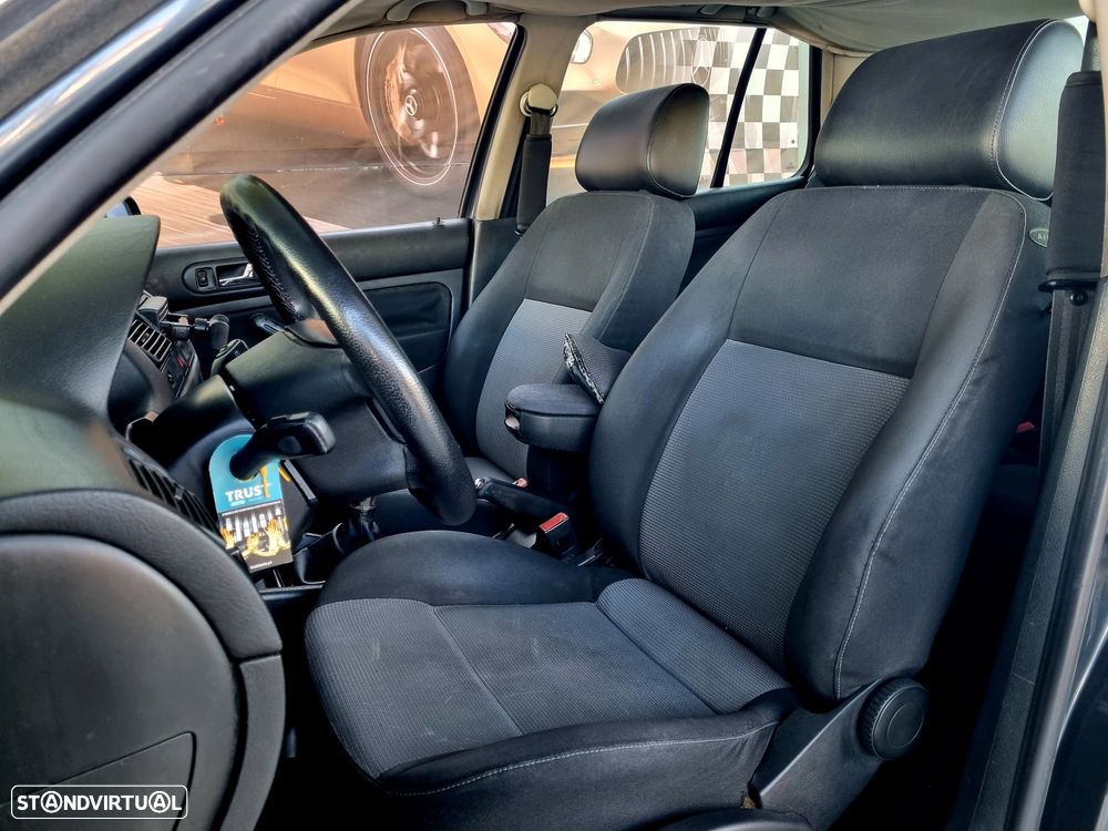 VW Golf 1.9 TDi 25 Anos - 6