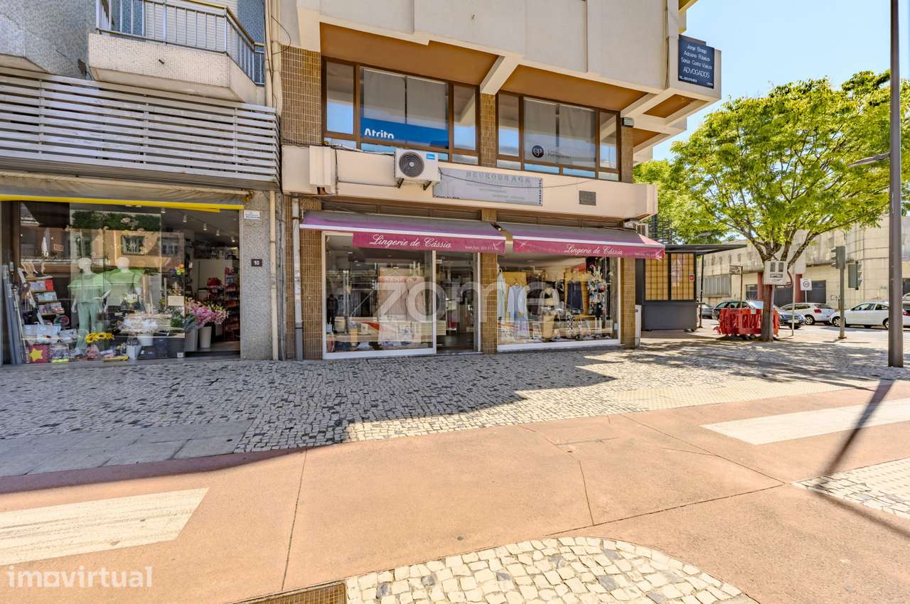 Trespasse de Loja na Avenida da Liberdade com Excelente Visibilidade - Grande imagem: 3/20