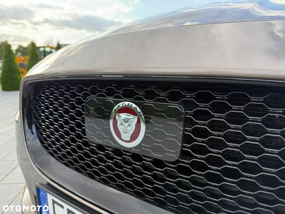 Jaguar XE 2.0 D R-Sport - 8
