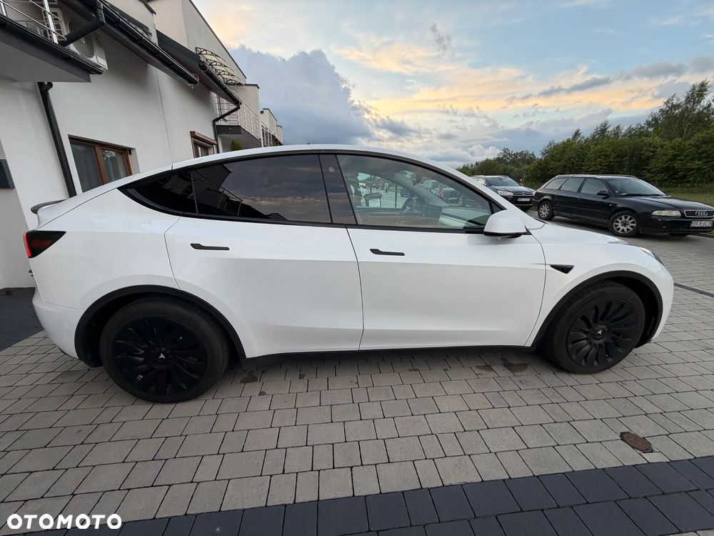 Tesla Model Y Long Range AWD - 9