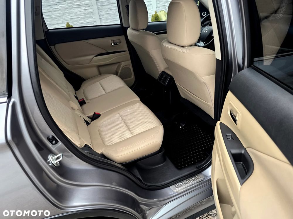 Mitsubishi Outlander 2.0 Instyle + 4WD CVT - 25