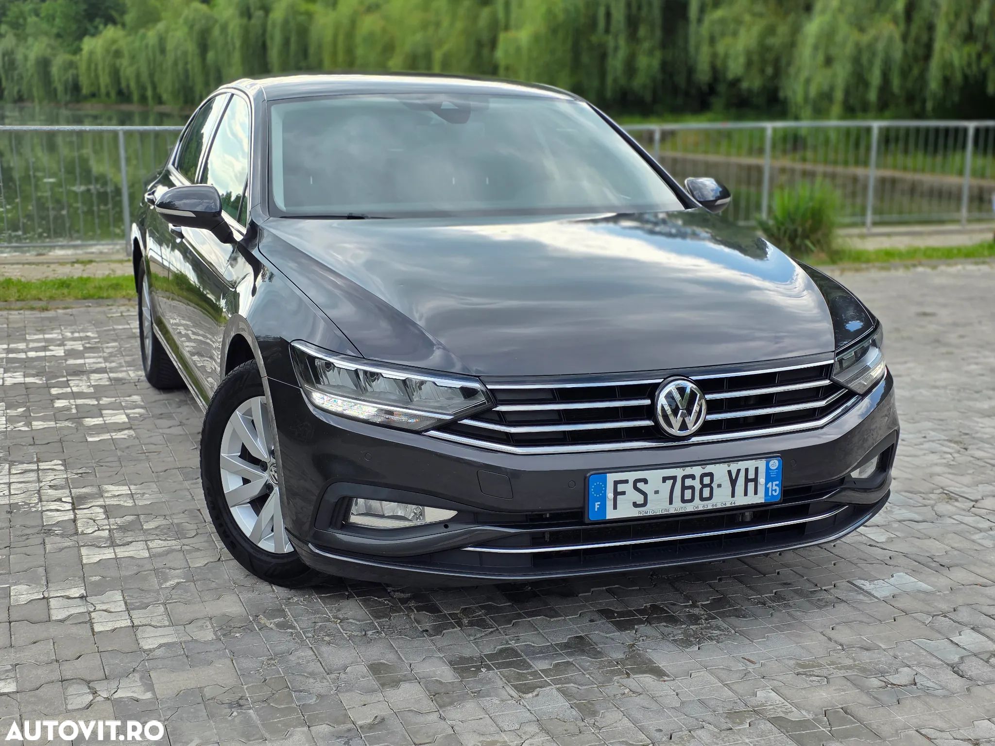 Volkswagen Passat - 1
