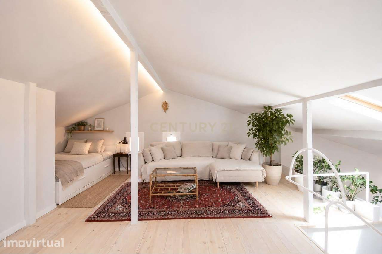 Apartamento com mezzanine e potencial de reconversão na Estrela - Grande imagem: 2/17