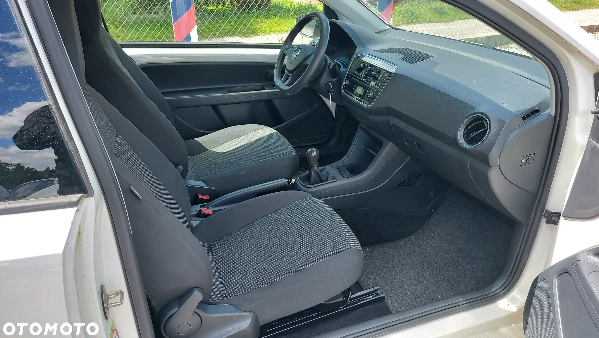 Volkswagen up! 1.0 beats - 8