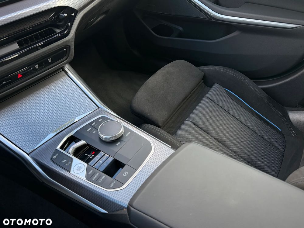 BMW Seria 3 330i xDrive - 17