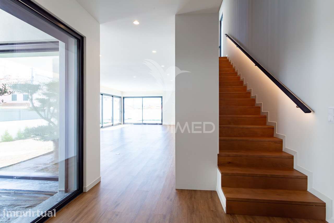 MORADIA ISOLADA T4 COM PISCINA, JARDIM E GARAGEM | PORTO SALVO - Grande imagem: 4/27