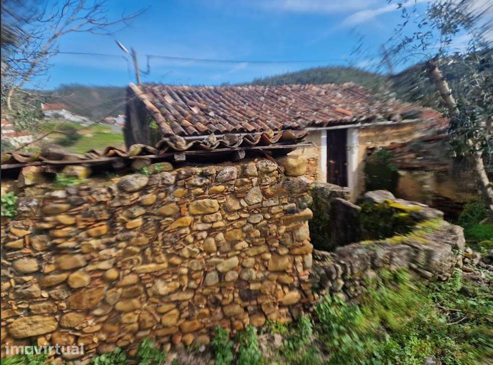 Moradia c/ 2 pisos p/ recuperação total em Cercadas - Vila de Rei - Grande imagem: 5/15