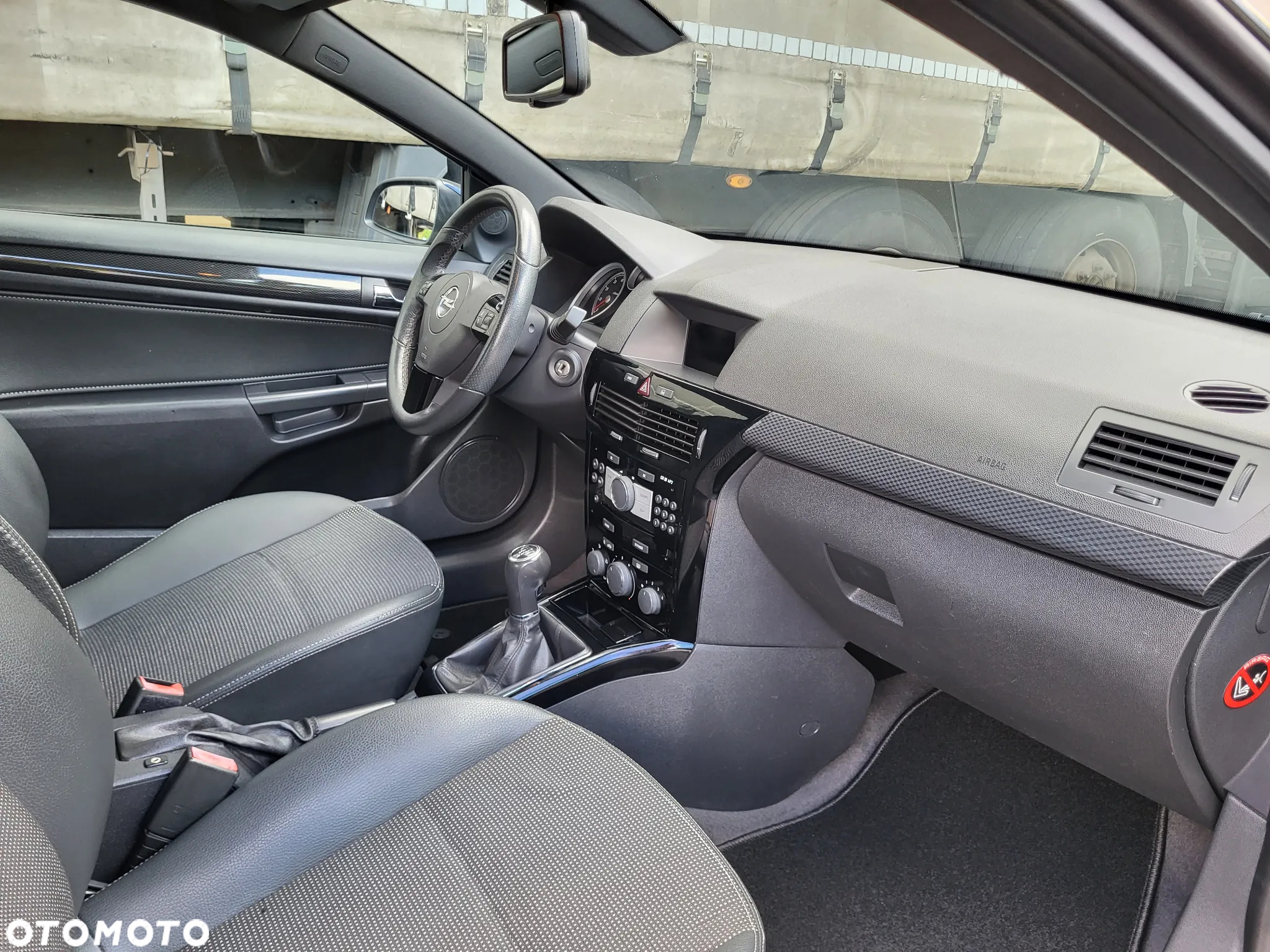 Opel Astra GTC 1.6 Cosmo - 29