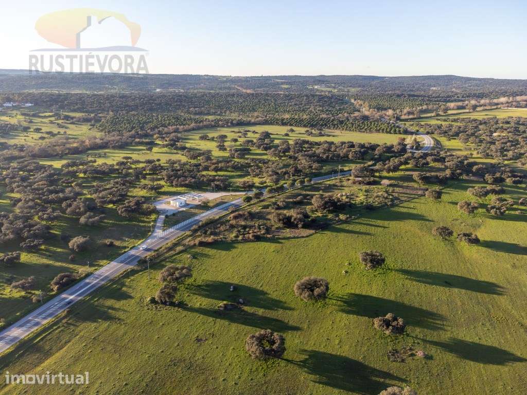 Quinta com monte em ruinas e com viabilidade de Construção, próxima... - Grande imagem: 5/10