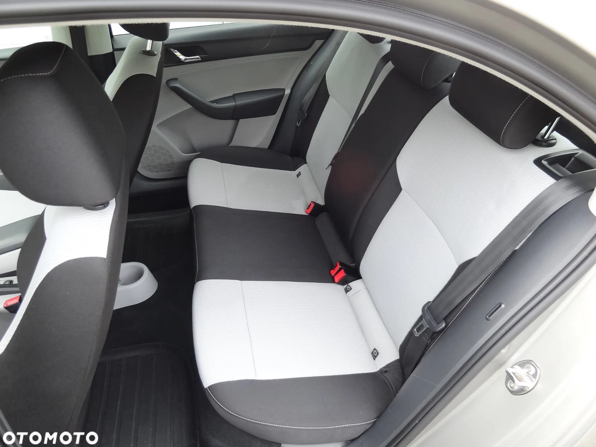 Skoda RAPID 1.2 TSI Active - 24