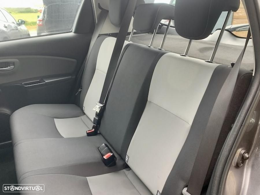 Toyota Yaris 1.4 D-4D Comfort+P.Style - 12